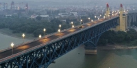 航拍亮灯的南京长江大桥。　毛劲松　摄 - 江苏新闻网