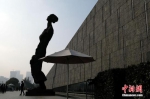 资料图：民众在侵华日军南京大屠杀遇难同胞纪念馆参观。中新社记者 泱波 摄 - 江苏新闻网