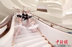 俄罗斯马林斯基剧院的芭蕾舞演员在江苏大剧院内。　江苏大剧院供图 - 江苏新闻网