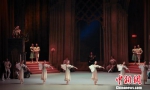 《天鹅湖》是世界上最为经典的芭蕾舞剧之一。　江苏大剧院供图 - 江苏新闻网