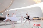 俄罗斯芭蕾舞演员优美的身姿和流线型的剧院相映成趣。　江苏大剧院供图 - 江苏新闻网