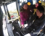 不肯付车费引纠纷 六旬妇女抢夺公交司机方向盘被拘留 - 新浪江苏