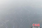 图为南京深陷雾霾锁城。　泱波　摄 - 江苏新闻网