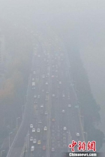 图为南京深陷雾霾锁城。　泱波 摄 - 江苏新闻网