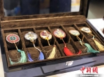 连云港馆内展示的精美“迷你”丝绸扇。　徐珊珊　摄 - 江苏新闻网