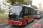 红色的自动驾驶商用车，　陈凝　摄 - 江苏新闻网