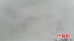 图为12月2日，大雾笼罩下的古城扬州，云雾缭绕。　孟德龙 摄 - 江苏新闻网