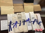 两位老人还捐赠了1994年至2002年拍摄的1008张胶片底片。　申冉 摄 - 江苏新闻网