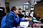 两位老人在数以万计的照片中整理出最为珍贵的一批捐赠给纪念馆。　申冉 摄 - 江苏新闻网