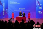南京艺术学院和英国剑桥大学克莱尔霍学院签署学术与师生交流合作协议。　泱波　摄 - 江苏新闻网
