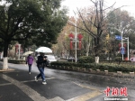 初雪之后，南京迎来降雨天。图为市民撑伞出行。　杨颜慈 摄 - 江苏新闻网
