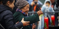 12月10日，南京大屠杀幸存者夏淑琴老人在侵华日军南京大屠杀遇难同胞纪念馆内祭拜遇难亲人。中新社记者 泱波 摄 - 江苏新闻网