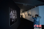 图为市民参观《历史·和 平·未来——马吉祖孙的南京影像》。　杨颜慈　摄 - 江苏新闻网