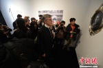 约翰·马吉的孙子克里斯·马吉出席展览。　杨颜慈 摄 - 江苏新闻网