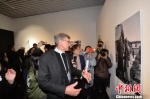 约翰·马吉的孙子克里斯·马吉出席展览。　杨颜慈 摄 - 江苏新闻网