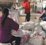 11月30日，南昌市丰源洗衣中心内，工人们正将堆放在地面的江西省儿童医院婴儿医用布草进行折叠打包。现场环境脏乱，婴儿布草在洗涤烘干后被随意堆放在地面。 新京报记者 尹亚飞 摄 - 新浪江苏