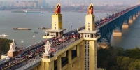 参与者跑上南京长江大桥。　泱波　摄 - 江苏新闻网