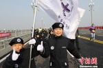 伴着响亮的口号声，孩子们坚持跑完了6.8公里全程路段。　孙晨 摄 - 江苏新闻网