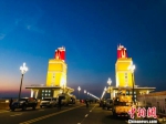 重新亮灯的南京长江大桥桥头堡，在夜空中异常醒目。　婷婷 摄 - 江苏新闻网