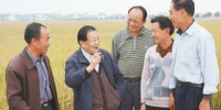 吴仁宝(左二)在向村民了解农业生产情况。资料照片 - 江苏新闻网