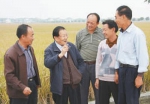 吴仁宝(左二)在向村民了解农业生产情况。资料照片 - 江苏新闻网