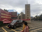 禄劝县第一中学门口，竖立的牌子上是被清华、北大录取的两名同学的名字 - 新浪江苏