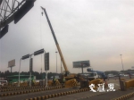 图片说明：江阴大桥主线收费站“物理拆除”现场。黄强摄 - 新浪江苏