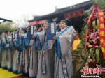 小学生们诵读《颂泰伯》纪念吴地文化始祖泰伯。　钟升　摄 - 江苏新闻网