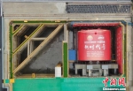 26日，由中铁十四局集团承建的南京长江第五大桥A3标夹江隧道工程始发掘进，这标志着开挖直径达15.46米的国内大直径公路盾构隧道进入主体施工阶段。当天的盾构机被披上了象征顺利开掘的红色“外衣”，从航拍上看，它像被装在江边的“匣子”中，掘进方向对准了长江对岸。　泱波 摄 - 江苏新闻网