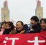 当地市民从城市的四面八方赶到南京长江大桥上，为大桥“庆生”。　泱波　摄 - 江苏新闻网