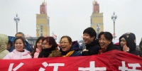 当地市民从城市的四面八方赶到南京长江大桥上，为大桥“庆生”。　泱波　摄 - 江苏新闻网