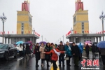 当地民众在桥上热舞欢歌，庆祝长江大桥以新面貌重新回到城市生活中。　泱波 摄 - 江苏新闻网