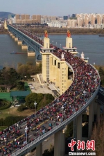 成千上万的民众走上大桥，表达自己对大桥的感情。　泱波 摄 - 江苏新闻网