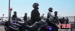 南京长江大桥上的首支骑警中队。警方供图 - 江苏新闻网