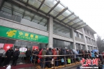 图为扬州大批民众冒雨排队购买《己亥年》特种邮票。　崔佳明 摄 - 江苏新闻网
