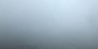 上周末起，南京雾霾天气加重，南京眼步行桥在大雾中若隐若现。　杨颜慈　摄 - 江苏新闻网
