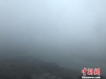 上周末起，南京雾霾天气加重，南京眼步行桥在大雾中若隐若现。　杨颜慈　摄 - 江苏新闻网