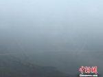 上周末起，南京雾霾天气加重，南京眼步行桥在大雾中若隐若现。　杨颜慈 摄 - 江苏新闻网