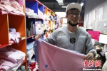 “85后”设计师李帅纬，是南通当地的“家纺设计二代” 。　泱波 摄 - 江苏新闻网