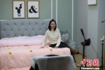美女主播们在各自“卧室”中，介绍着颜色、面料、款式迥异的家纺用品。　泱波 摄 - 江苏新闻网