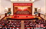 在南京“两会”上，南京市长蓝绍敏作政府工作报告。　泱波　摄 - 江苏新闻网