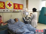 唐昊在医院进行造血干细胞采集。　丁玉琴　摄 - 江苏新闻网