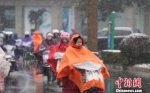 图为民众冒雪出行。　孟德龙 摄 - 江苏新闻网