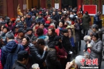 南京民众排队领取腊八粥。　泱波　摄 - 江苏新闻网