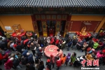 南京民众排队领取腊八粥。　泱波 摄 - 江苏新闻网