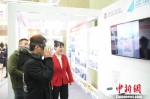 南京民众现场体验“香港一日游”虚拟实境。　主办方供图 - 江苏新闻网