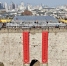 古都南京的650余岁明城墙城门上陆续挂上了喜庆的大红迎春春联。　泱波　摄 - 江苏新闻网