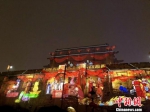南京中华门城堡上的灯光秀，令行人纷纷驻足观赏。　陈曦 摄 - 江苏新闻网