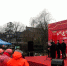 图为1月30日，扬州古城门高挂大红春联迎新春，环卫工受邀揭幕。　崔佳明　摄 - 江苏新闻网
