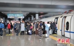 旅客在杭州东站有序排队上车。　沈克勤 摄 - 江苏新闻网